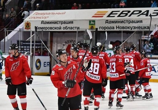 4 Новокузнецкая команда провела четвертый матч серии плей-офф ВХЛ в Москве.